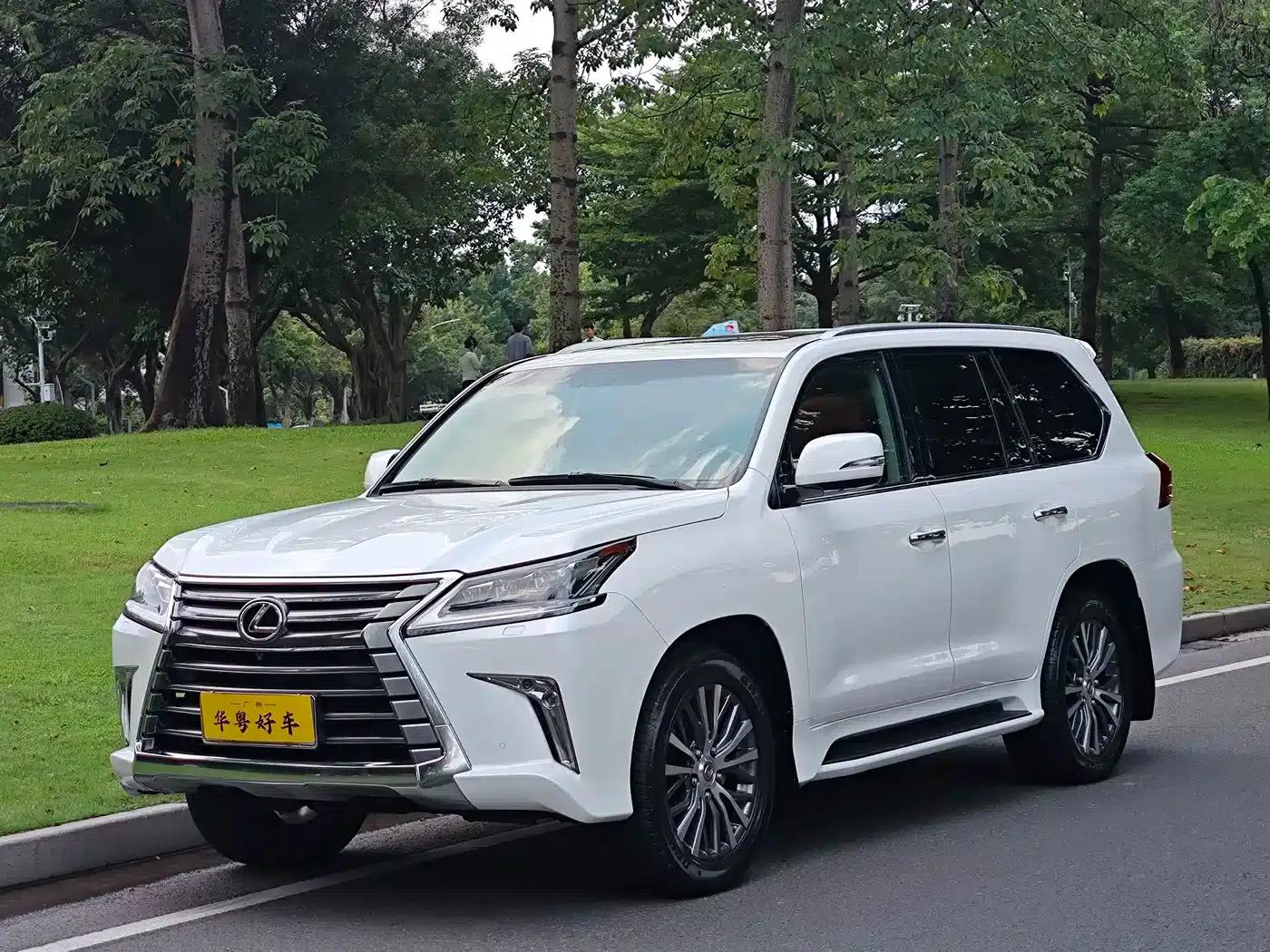 2016 Lexus LX 570 Dynamic Luxury Edition — миниатюра 1