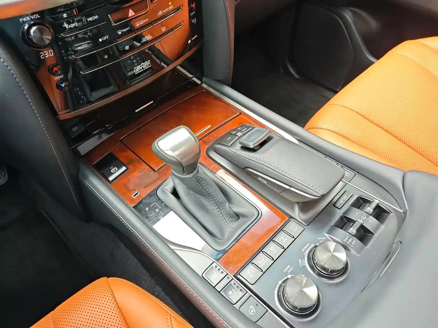 2016 Lexus LX 570 Dynamic Luxury Edition — миниатюра 18