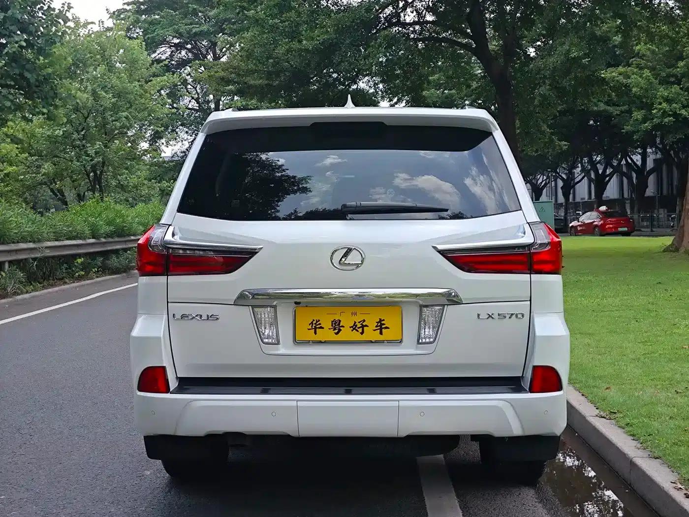 2016 Lexus LX 570 Dynamic Luxury Edition — миниатюра 3