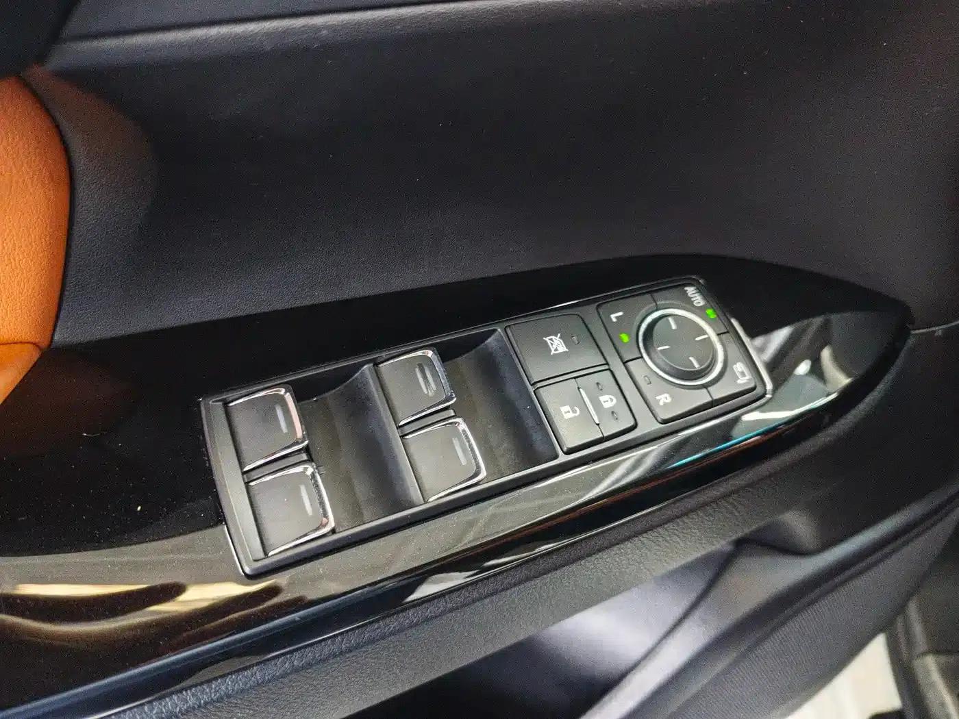 2016 Lexus LX 570 Dynamic Luxury Edition — миниатюра 22