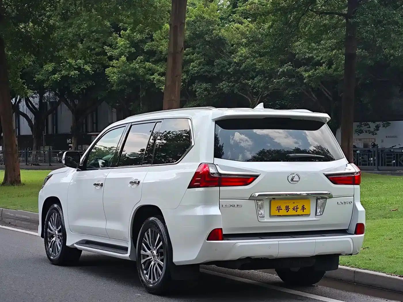 2016 Lexus LX 570 Dynamic Luxury Edition — миниатюра 4