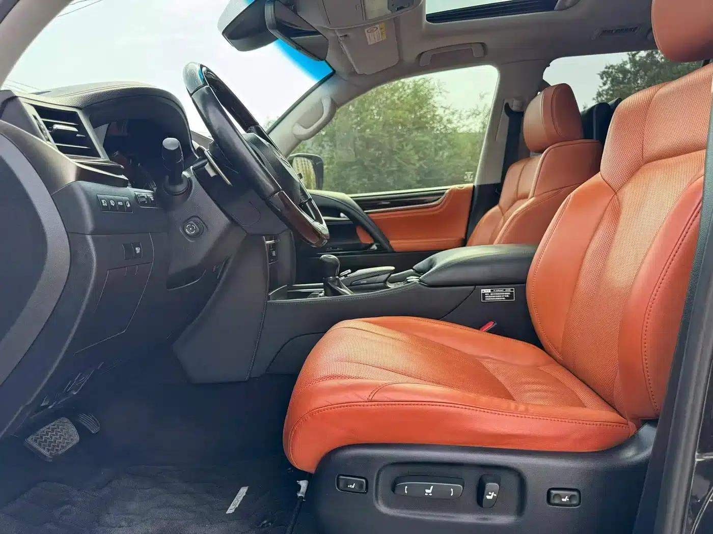 2016 Lexus LX 570 Premium Luxury Edition — миниатюра 4