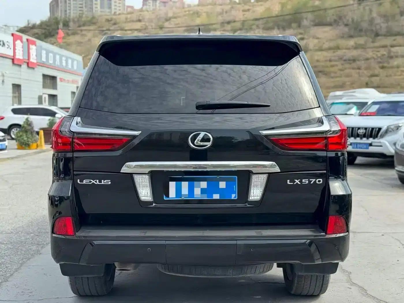 2016 Lexus LX 570 Premium Luxury Edition — миниатюра 8