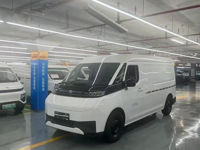 Super VAN 2025 Driving Range Edition, Mid-wheelbase, Mid-roof, 68kWh