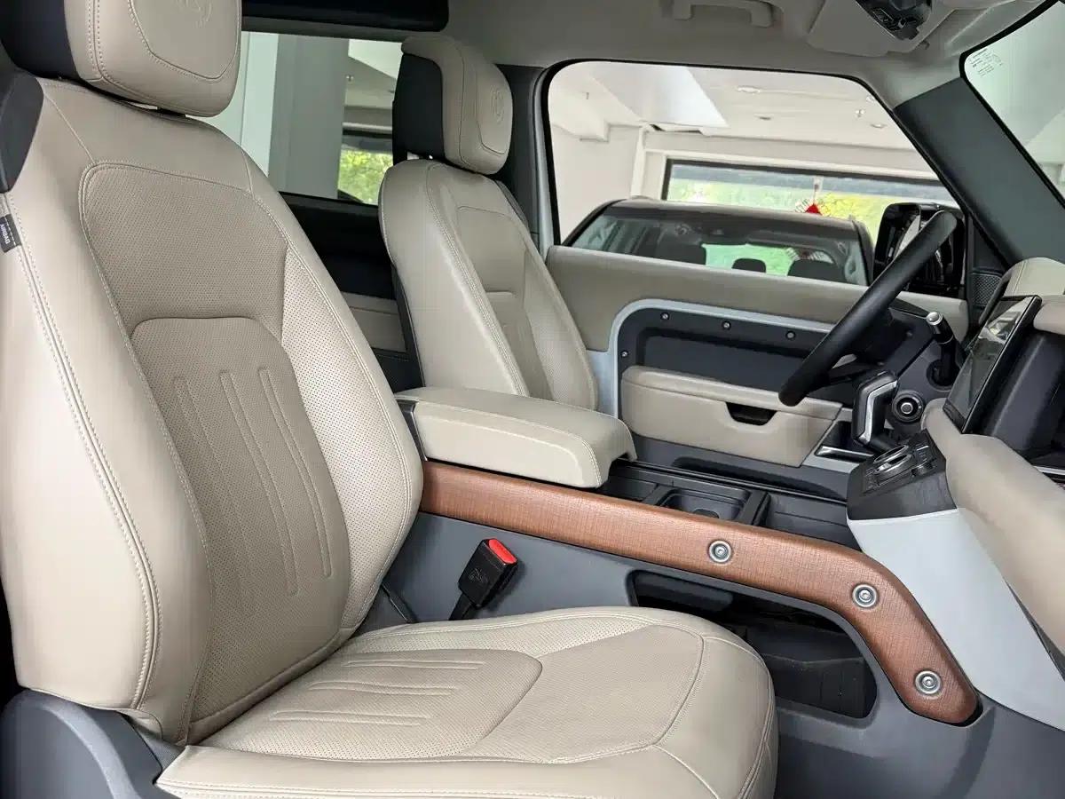 Land Rover Defender 2022 90 2.0T P300 Tiger Edition — миниатюра 11