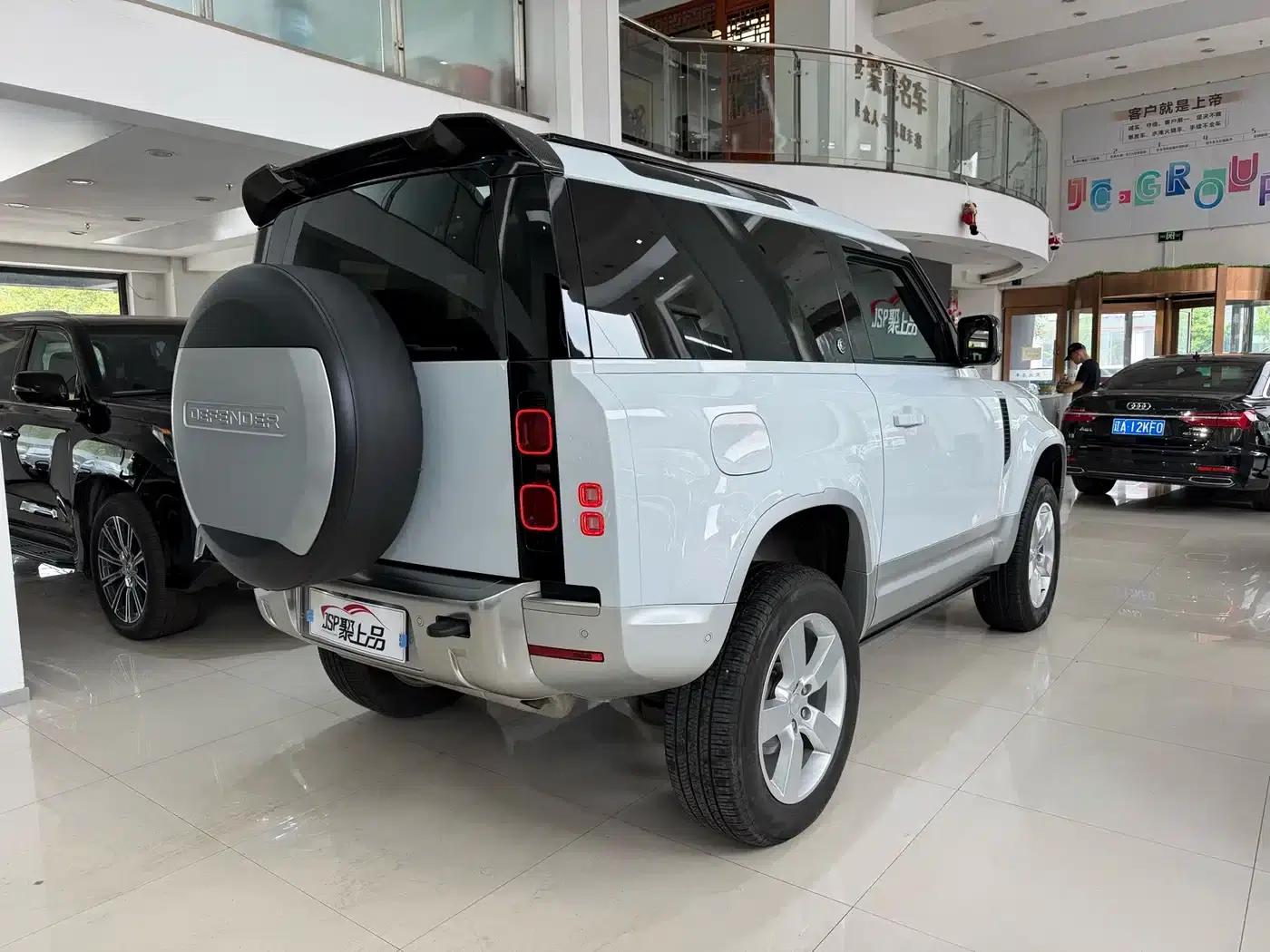 Land Rover Defender 2022 90 2.0T P300 Tiger Edition — миниатюра 12