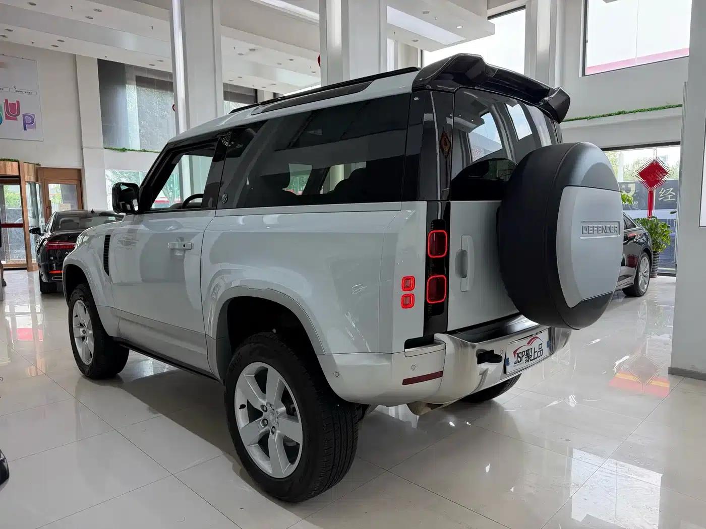 Land Rover Defender 2022 90 2.0T P300 Tiger Edition — миниатюра 14