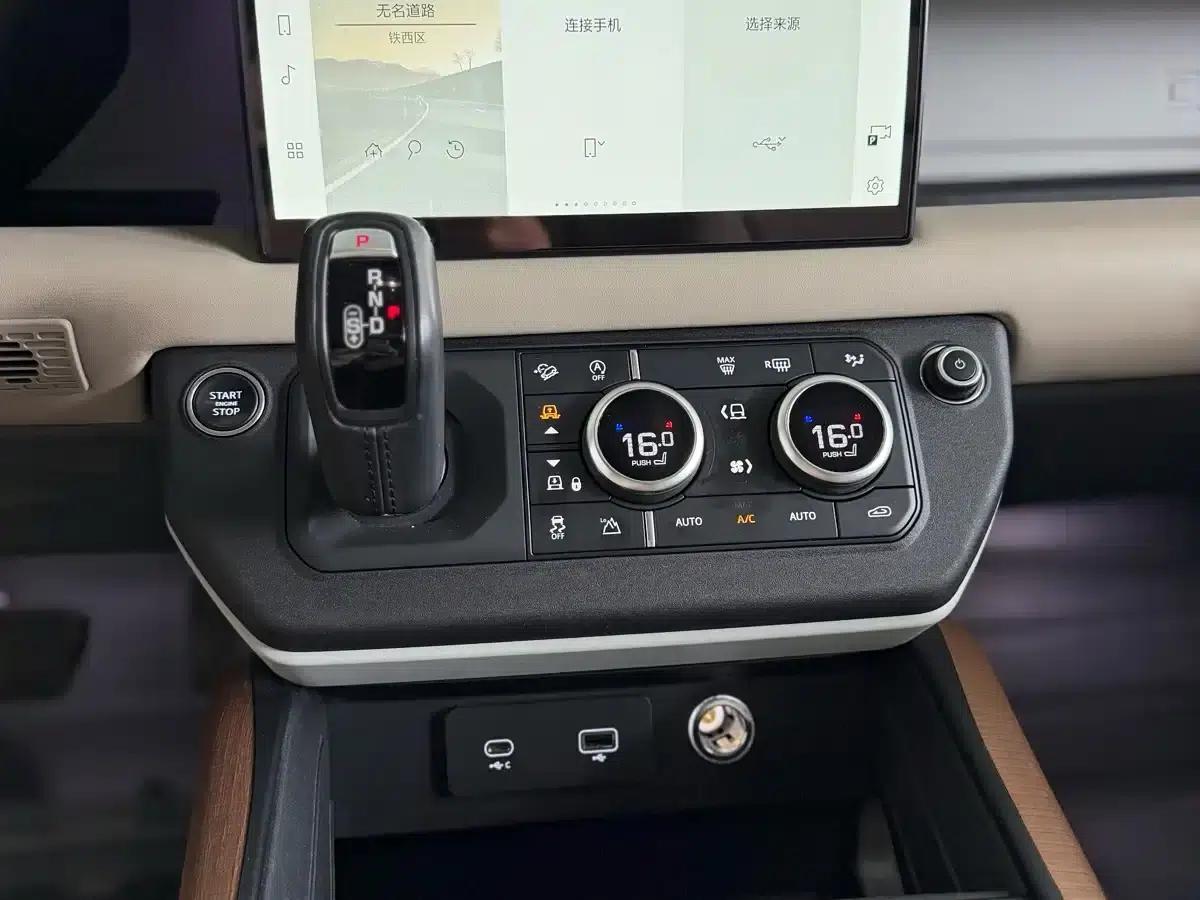 Land Rover Defender 2022 90 2.0T P300 Tiger Edition — миниатюра 6