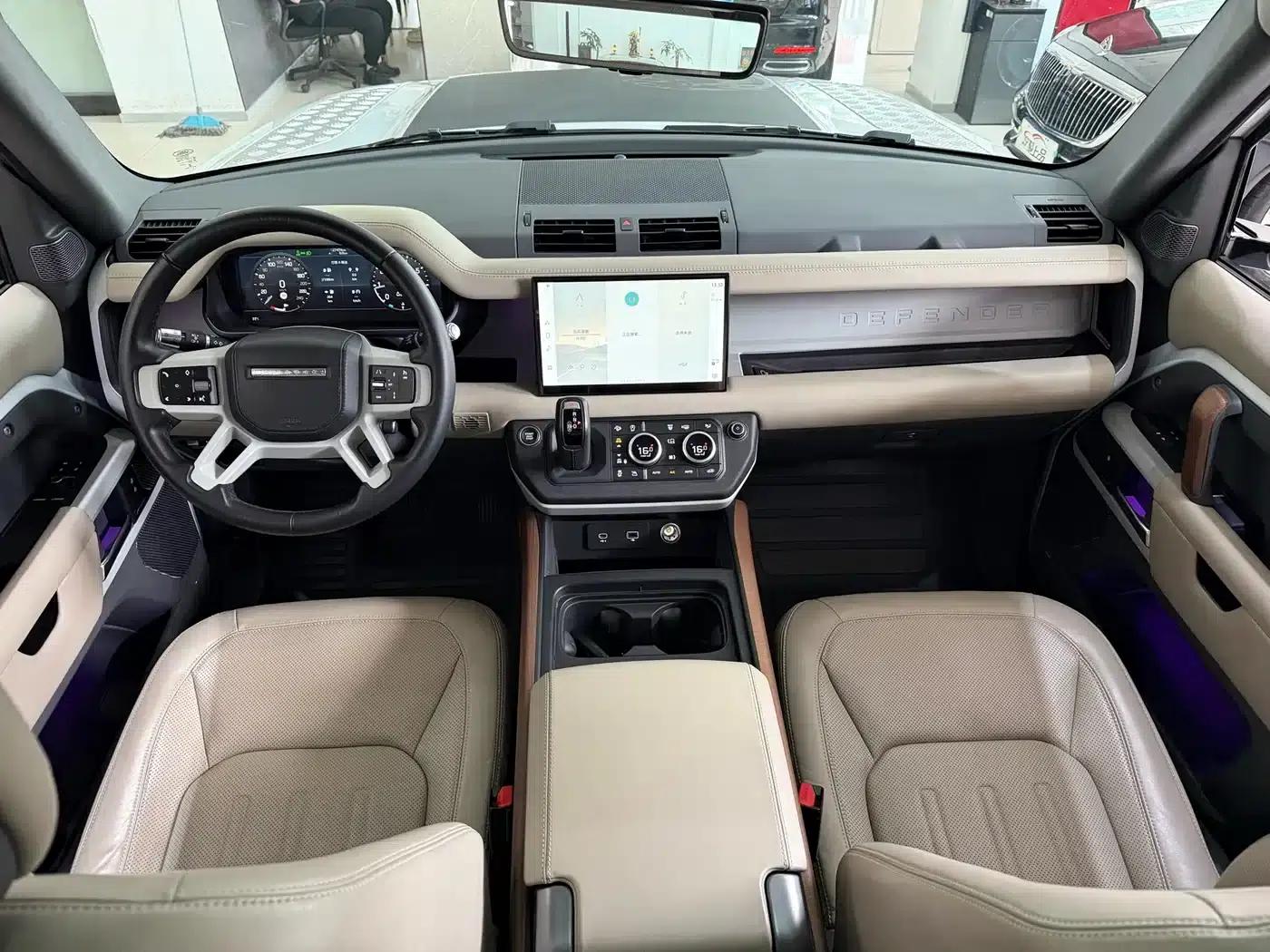 Land Rover Defender 2022 90 2.0T P300 Tiger Edition — миниатюра 9