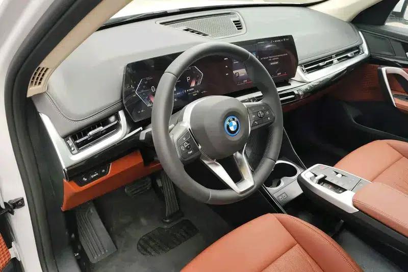 BMW iX1 2026 eDrive25L X Design Package (production discontinued in May 2026) — миниатюра 7