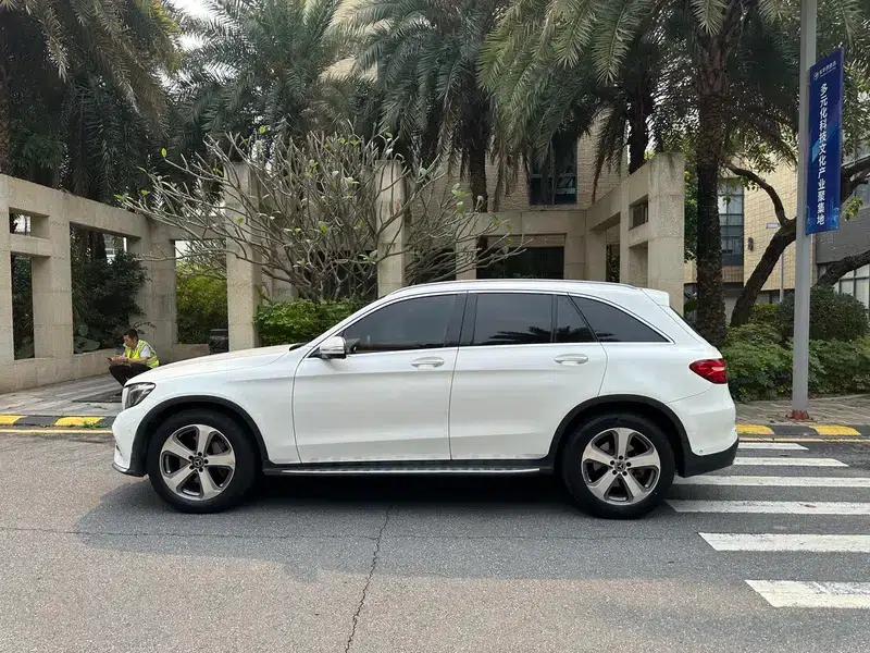 2017 Mercedes-Benz GLC 260 4MATIC Luxury — миниатюра 4