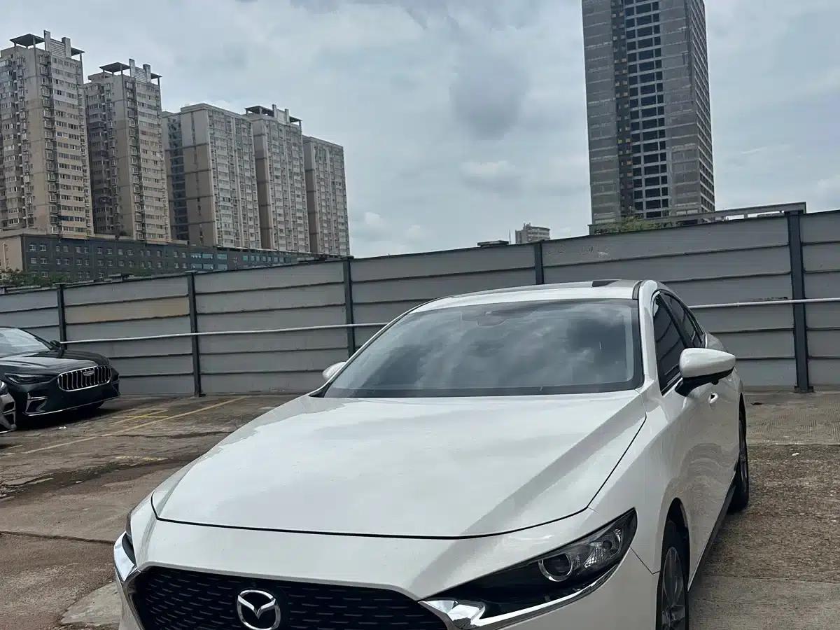 Mazda3 Axela 2020 1.5L Automatic Premium Edition — миниатюра 1