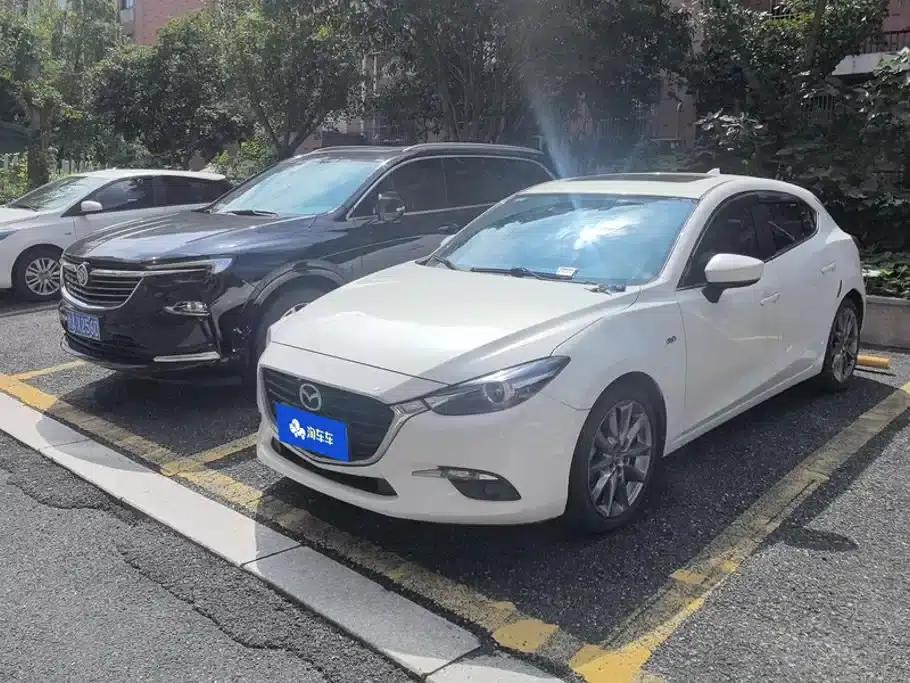 Mazda3 Axela 2017 Hatchback 2.0L Automatic Luxury Model (China V Emission Standard) — миниатюра 1