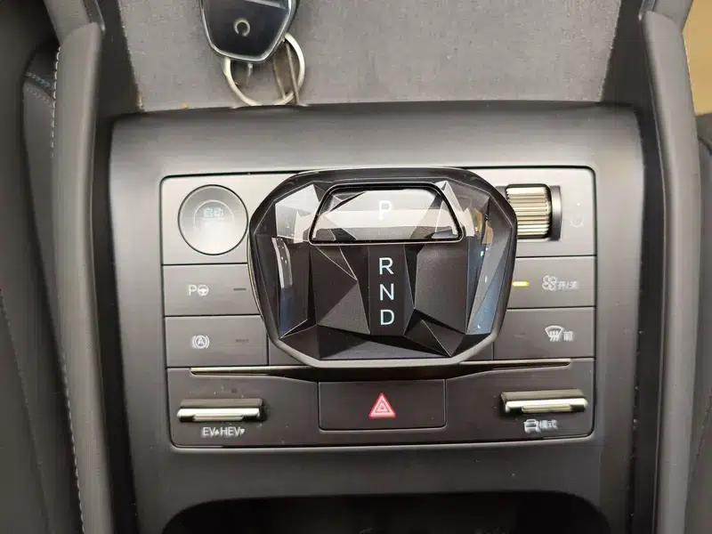 Qin L DM 2025 Smart Driving Edition DM-i 120KM Superior Model — миниатюра 22