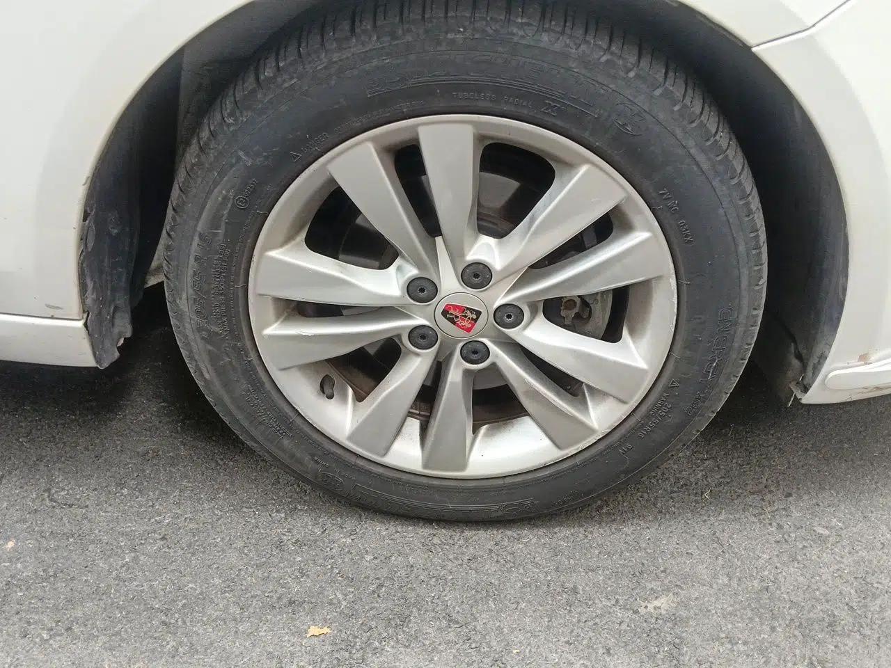 Roewe 360 2016 1.5L Automatic Smart Screen Version — миниатюра 8