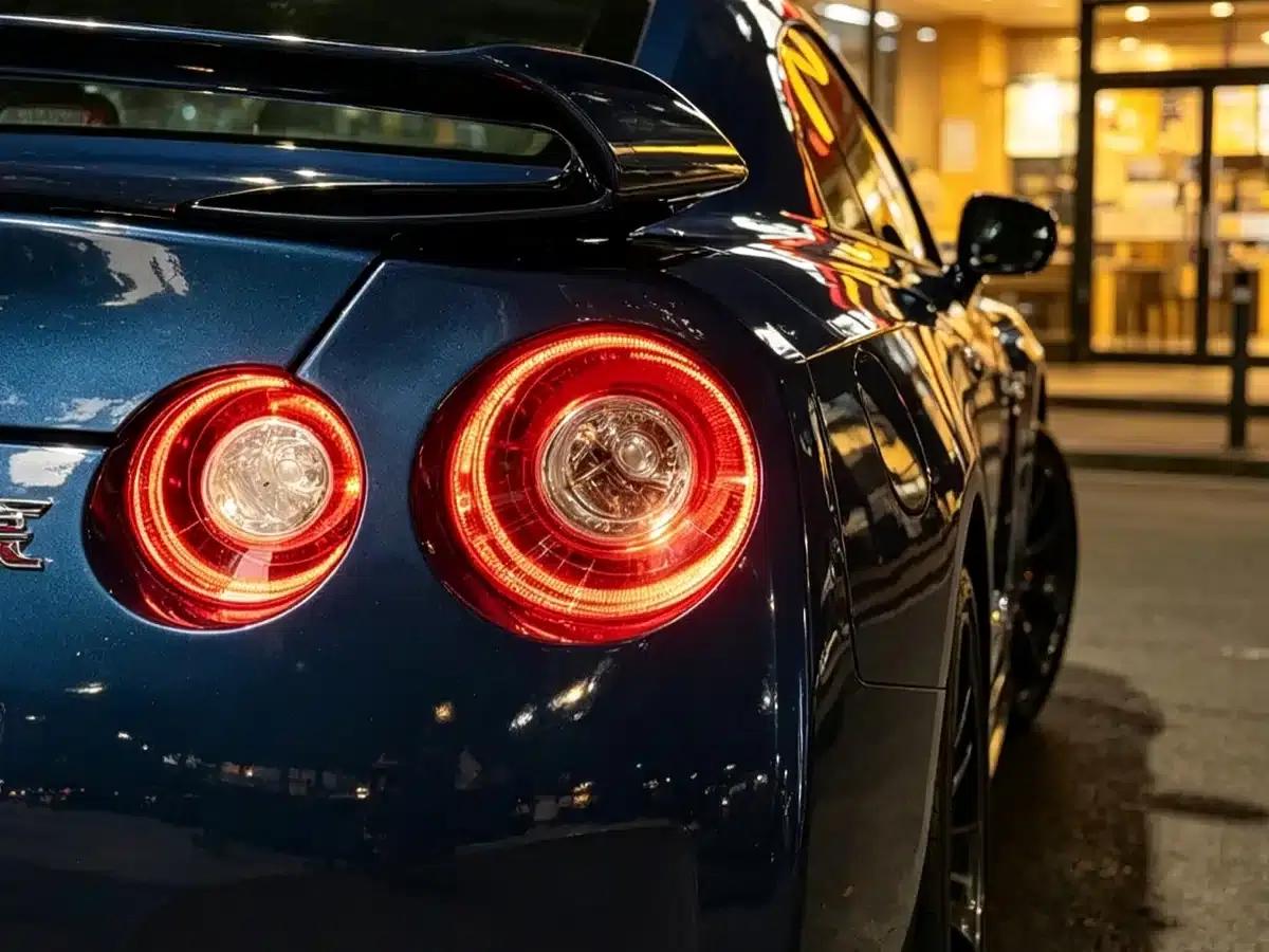 2014 Nissan GT-R 3.8T Premium Edition with black interior — миниатюра 5