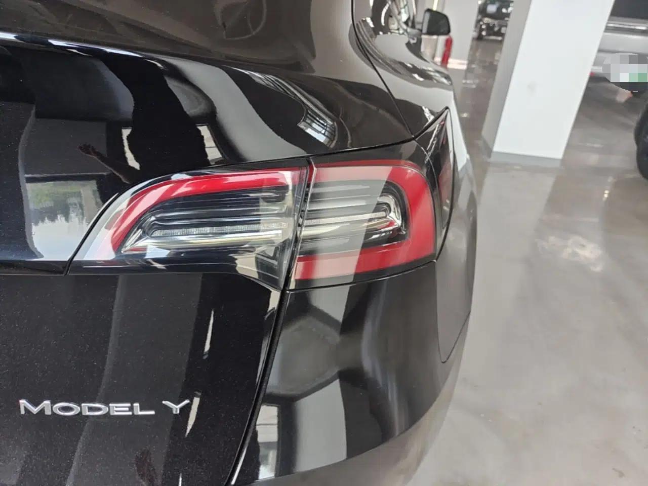 Tesla Model Y 2022 Long-Range All-Wheel-Drive Version — миниатюра 9