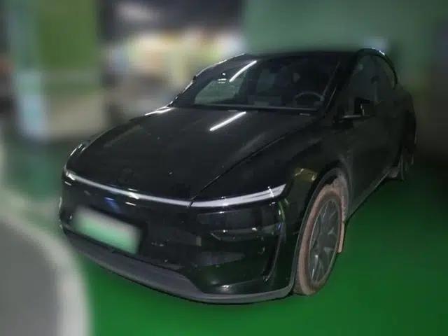 Tesla Model Y L 2025 Model Long-Range All-Wheel-Drive Version