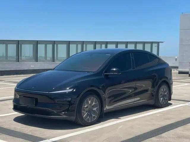 Tesla Model Y L 2025 Model Long-Range All-Wheel-Drive Version