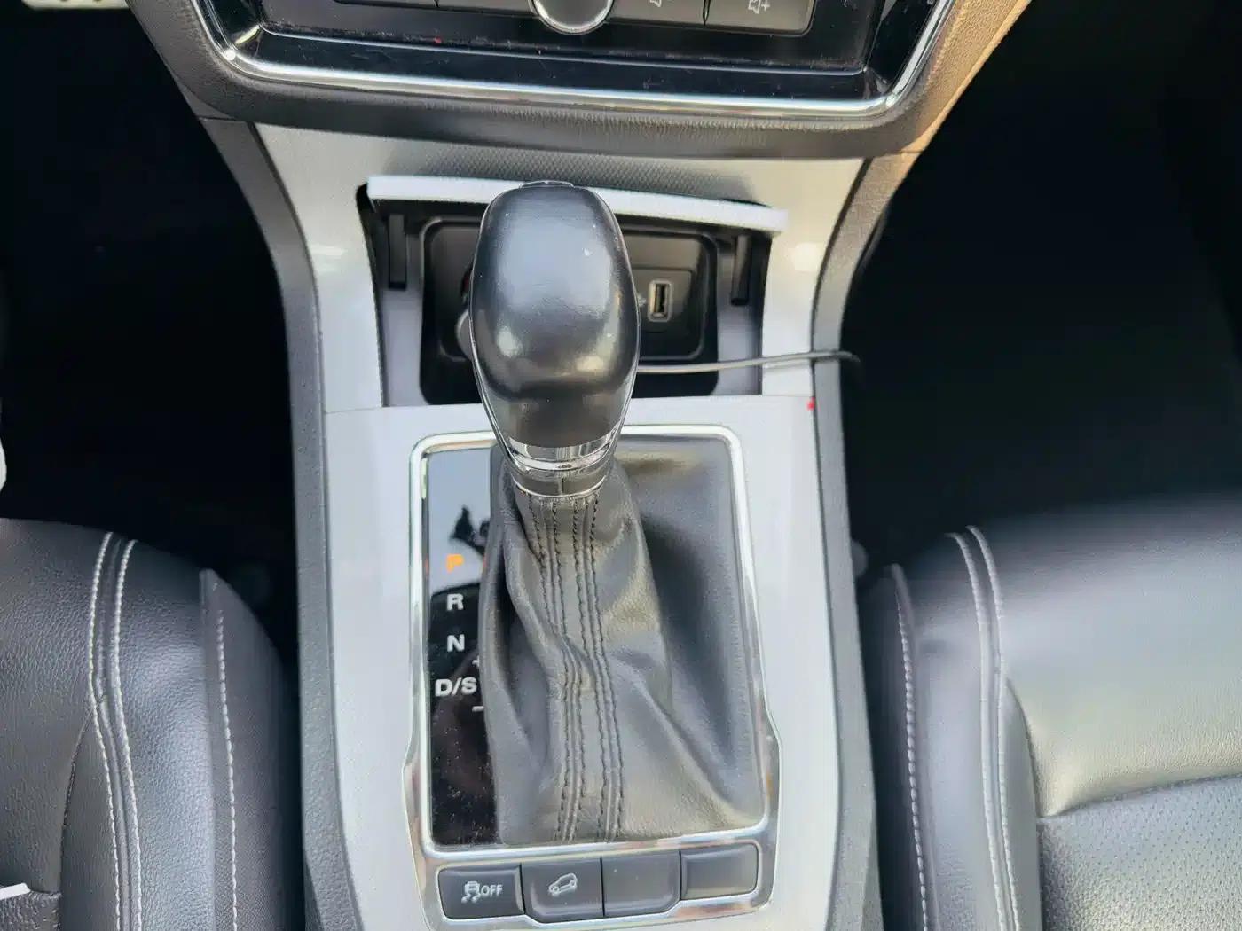 Roewe RX5 2016 20T Two-Wheel Drive Automatic Internet Smart Edition — миниатюра 19