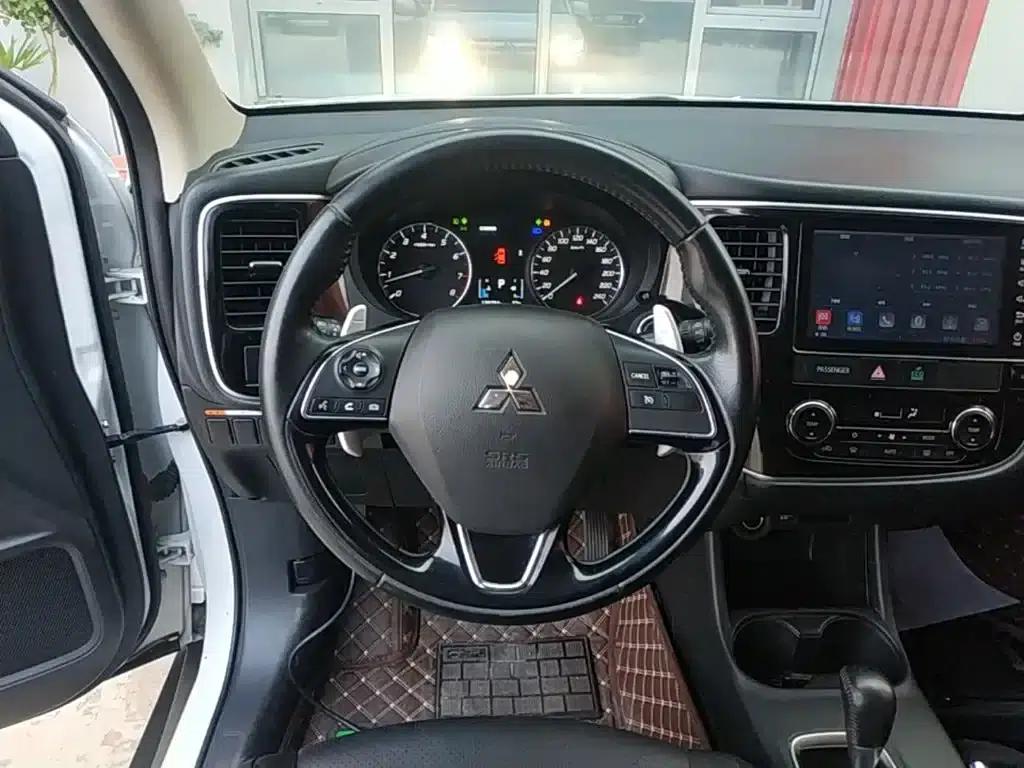 Outlander 2016 2.4L 4WD Elite Edition 5-seater — миниатюра 11