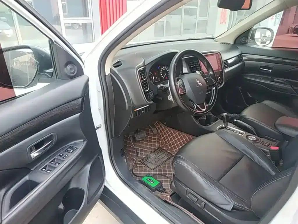 Outlander 2016 2.4L 4WD Elite Edition 5-seater — миниатюра 15