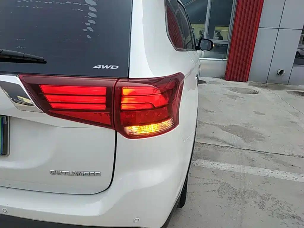 Outlander 2016 2.4L 4WD Elite Edition 5-seater — миниатюра 8