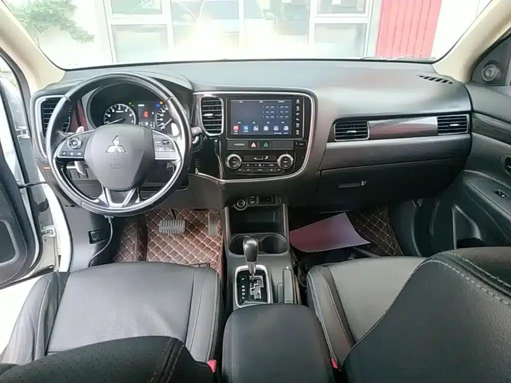 Outlander 2016 2.4L 4WD Elite Edition 5-seater — миниатюра 10