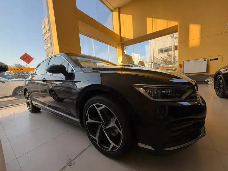 2025 Volkswagen Passat 330TSI DSG Luxury Edition — миниатюра 3