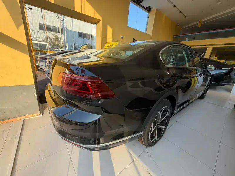 2025 Volkswagen Passat 330TSI DSG Luxury Edition — миниатюра 5