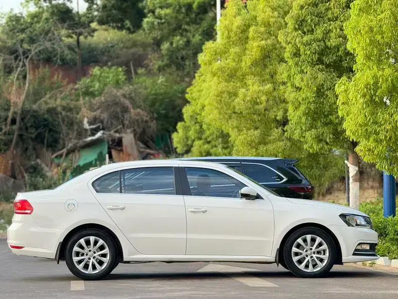 2017 Volkswagen Lavida 1.6L Manual Comfort Edition — миниатюра 5