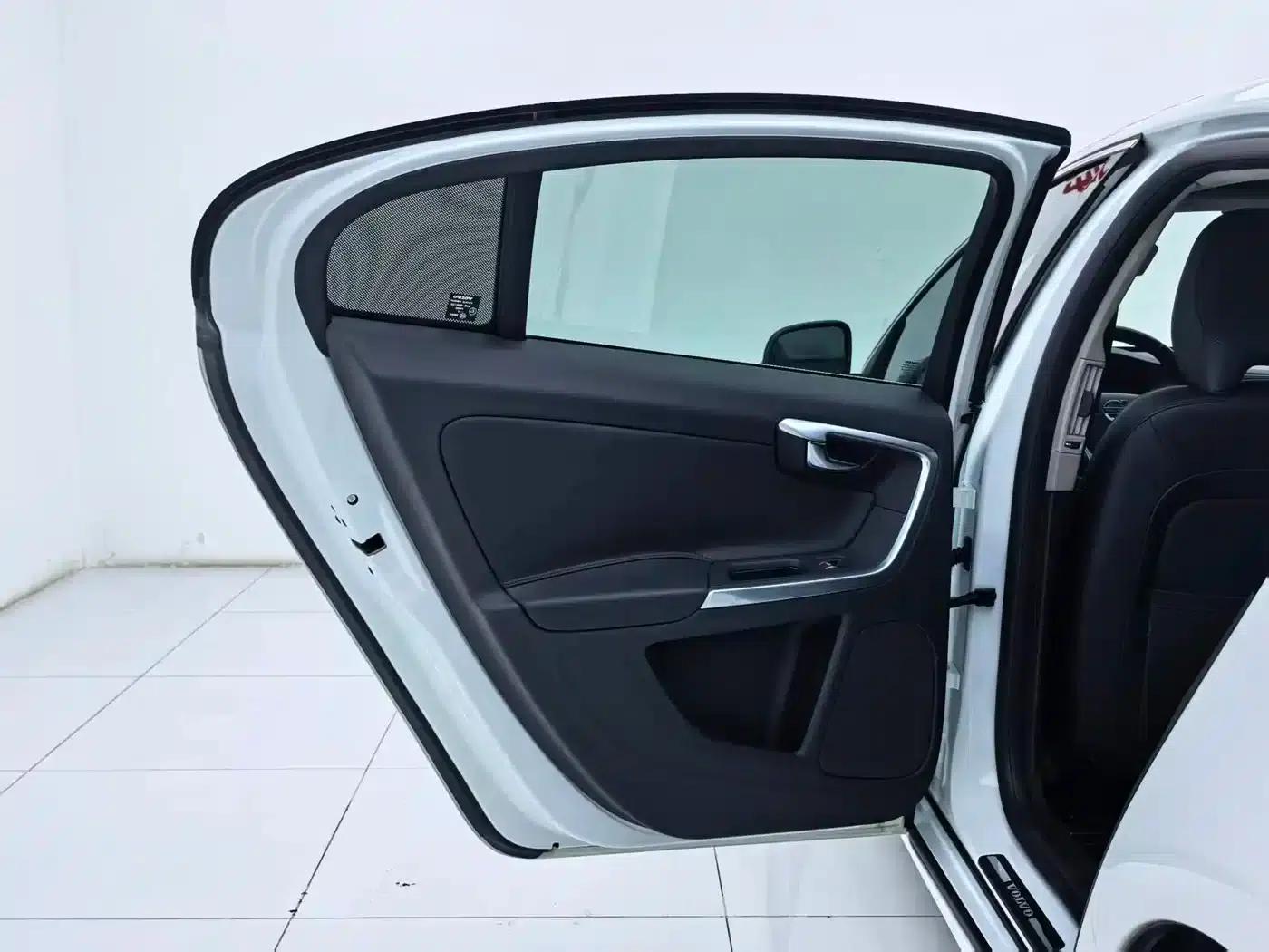 2015 Volvo S60 S60L 2.0T Smart Edition — миниатюра 22