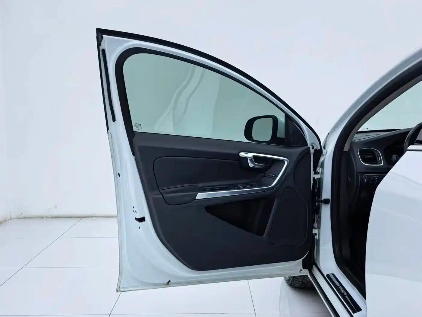 2015 Volvo S60 S60L 2.0T Smart Edition — миниатюра 23