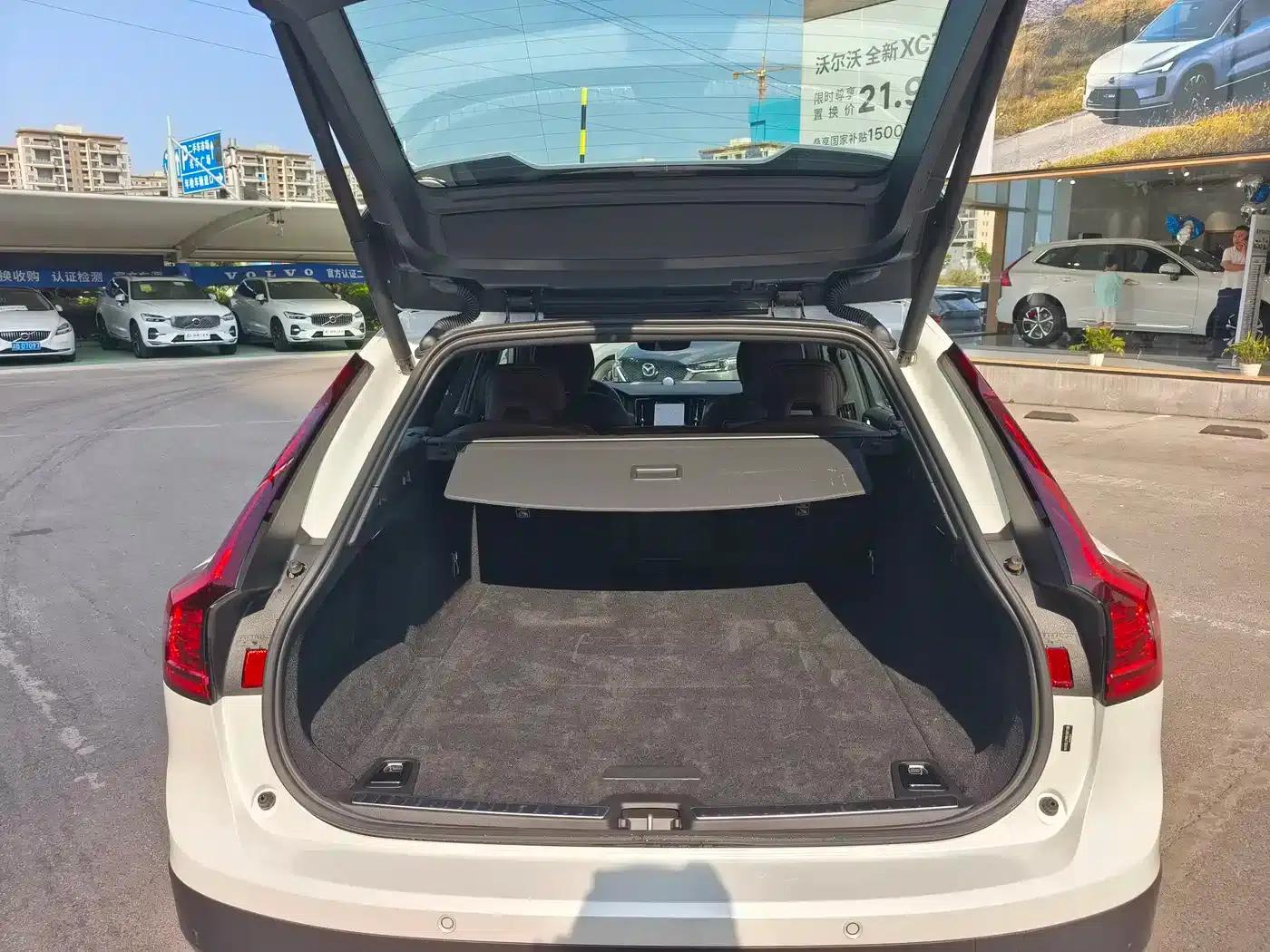 2025 Volvo V90 Cross Country B5 AWD Ultimate Edition — миниатюра 11