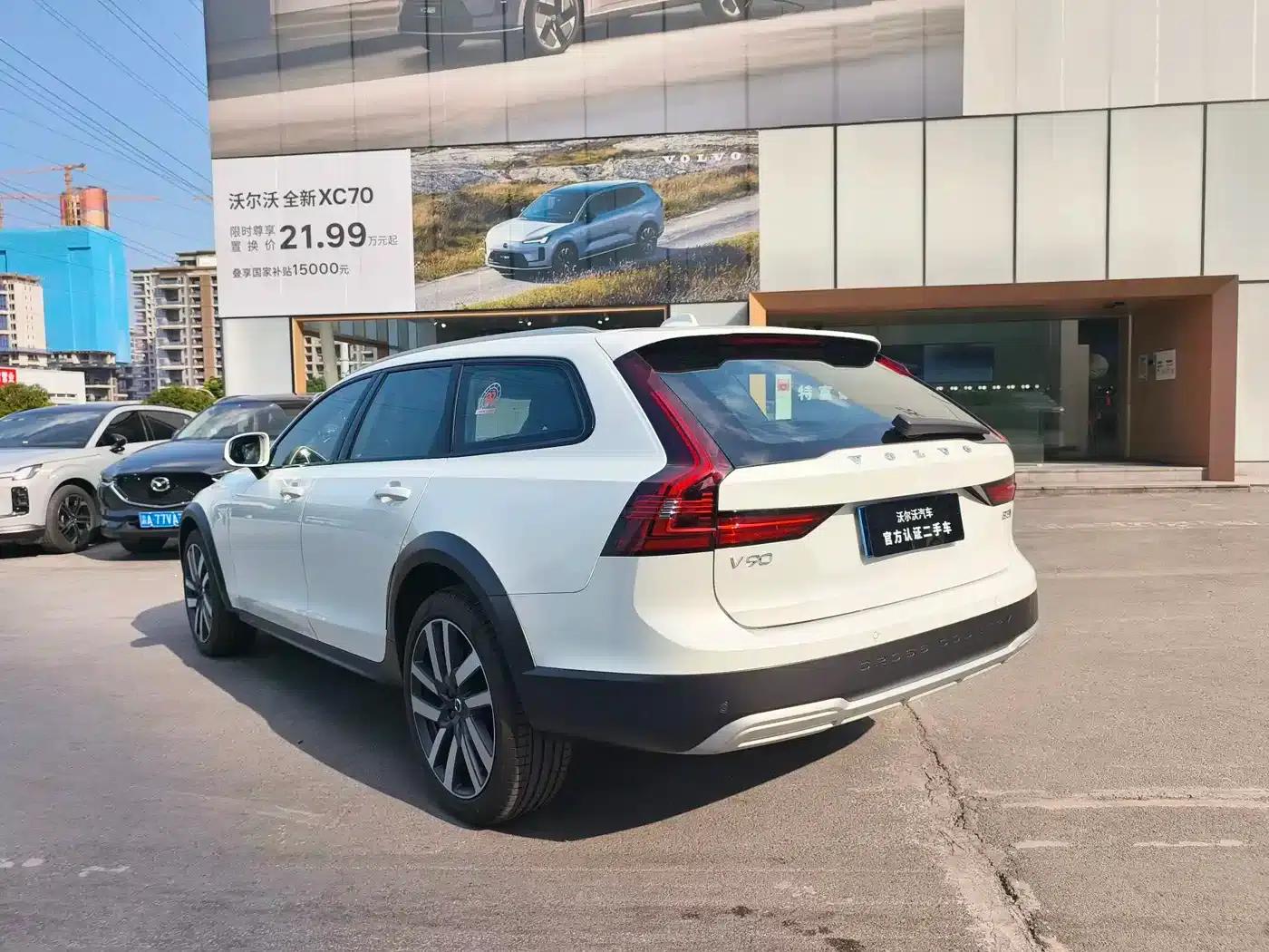 2025 Volvo V90 Cross Country B5 AWD Ultimate Edition — миниатюра 15