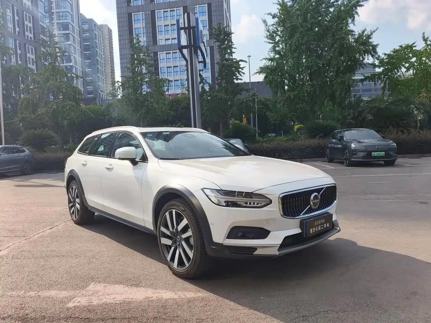 2025 Volvo V90 Cross Country B5 AWD Ultimate Edition — миниатюра 3