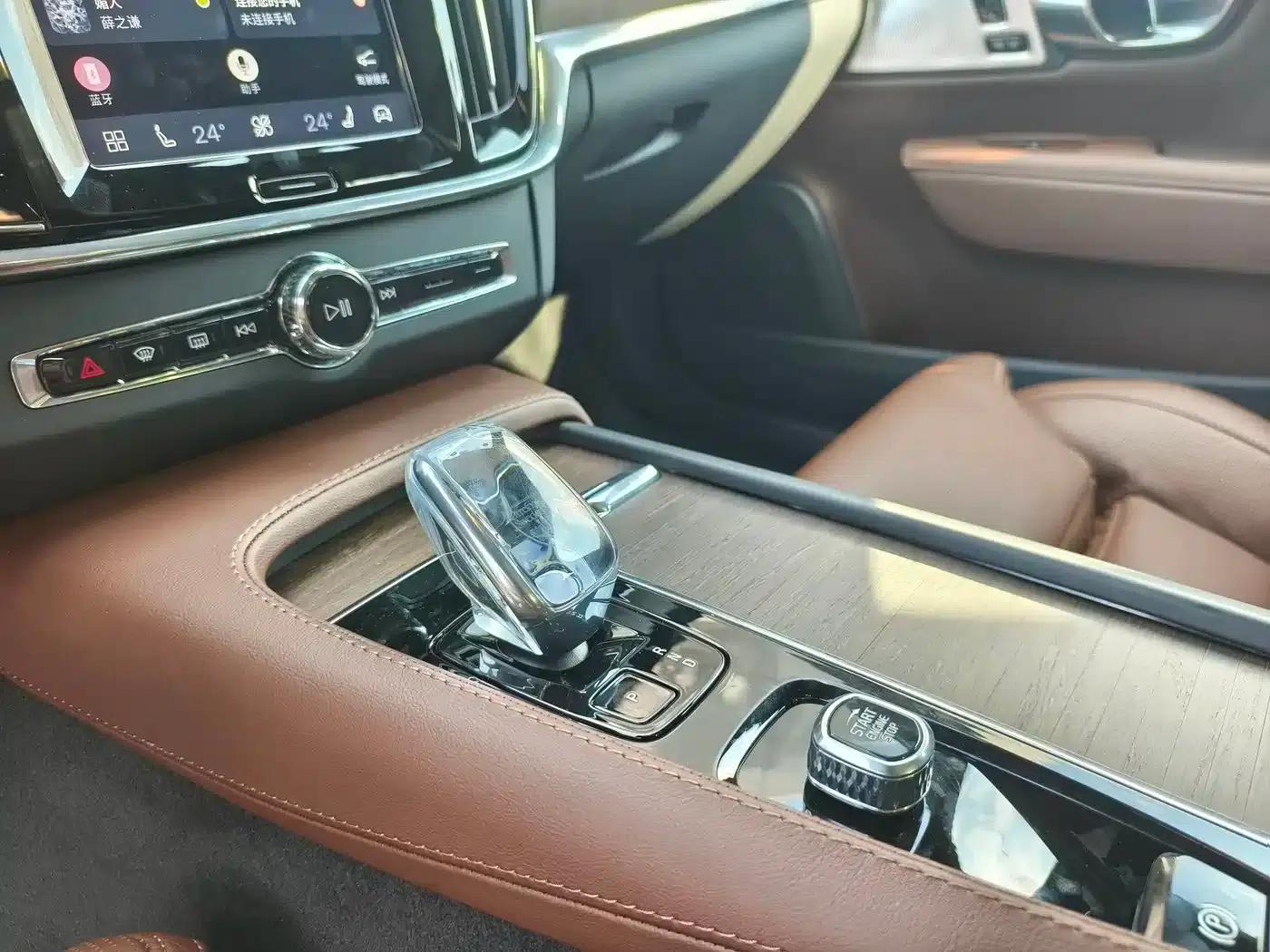 2025 Volvo V90 Cross Country B5 AWD Ultimate Edition — миниатюра 7