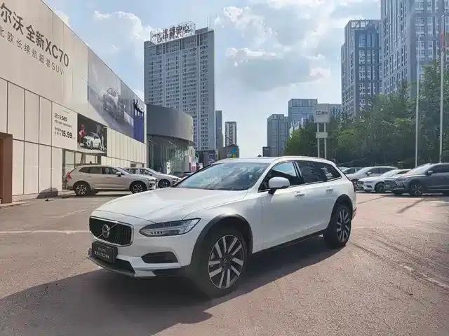 2025 Volvo V90 Cross Country B5 AWD Ultimate Edition