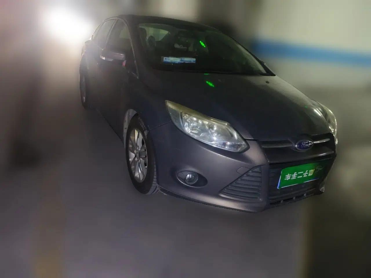 Ford Focus 2012 Sedan 1.6L Automatic Comfort Model — миниатюра 3