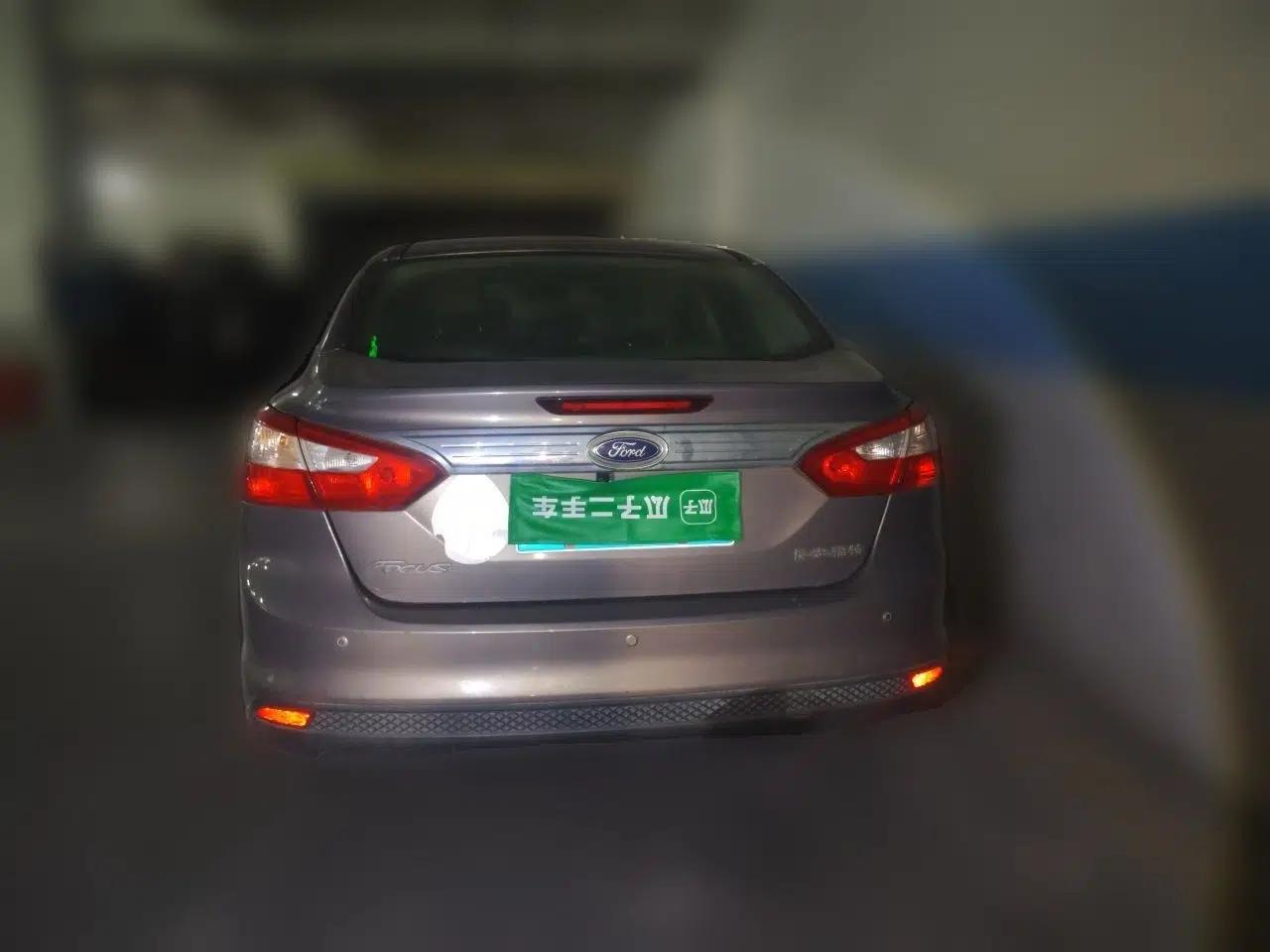 Ford Focus 2012 Sedan 1.6L Automatic Comfort Model — миниатюра 5