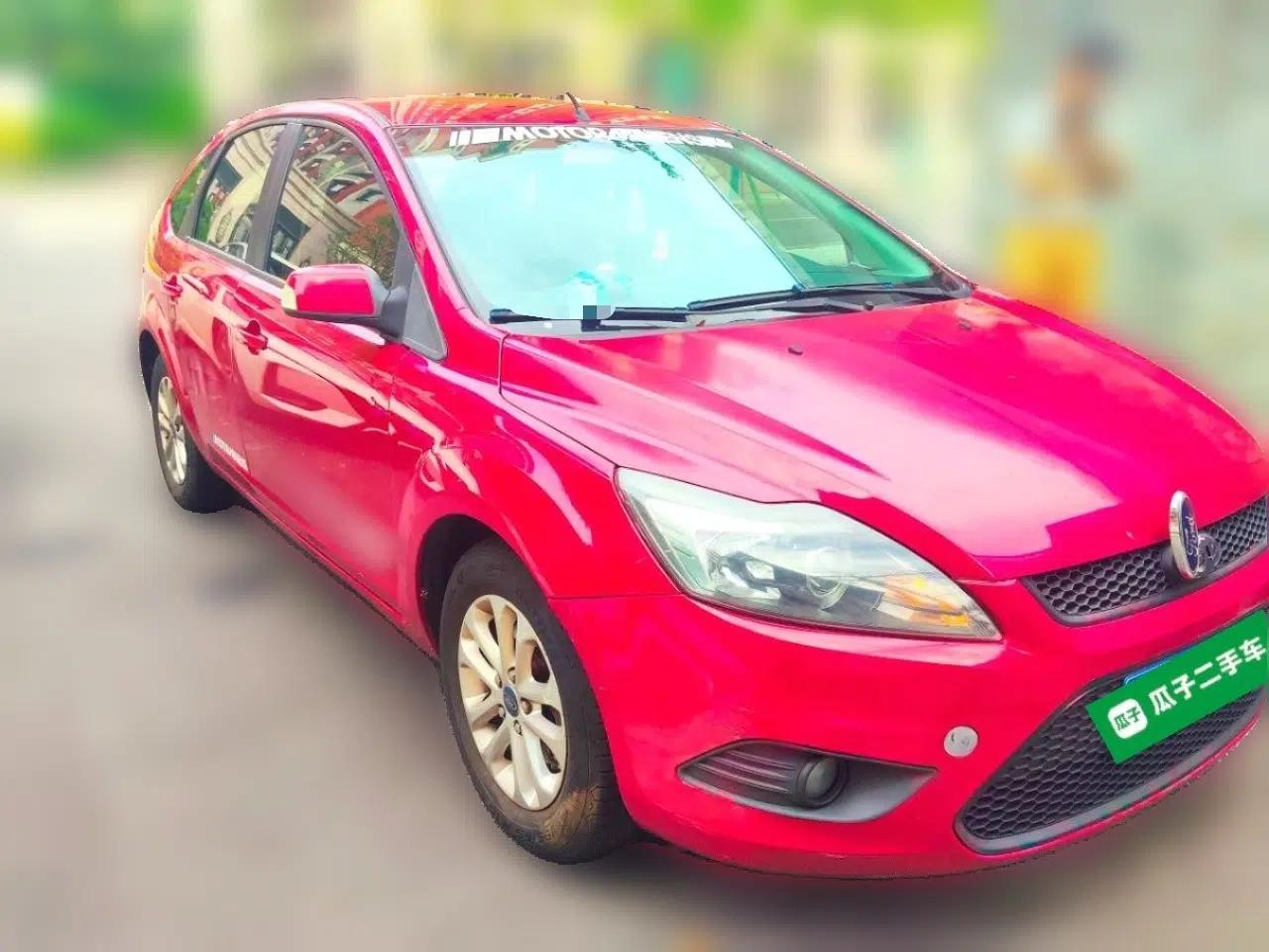 Ford Focus 2013 Hatchback Classic 1.8L Manual Base Model — миниатюра 3