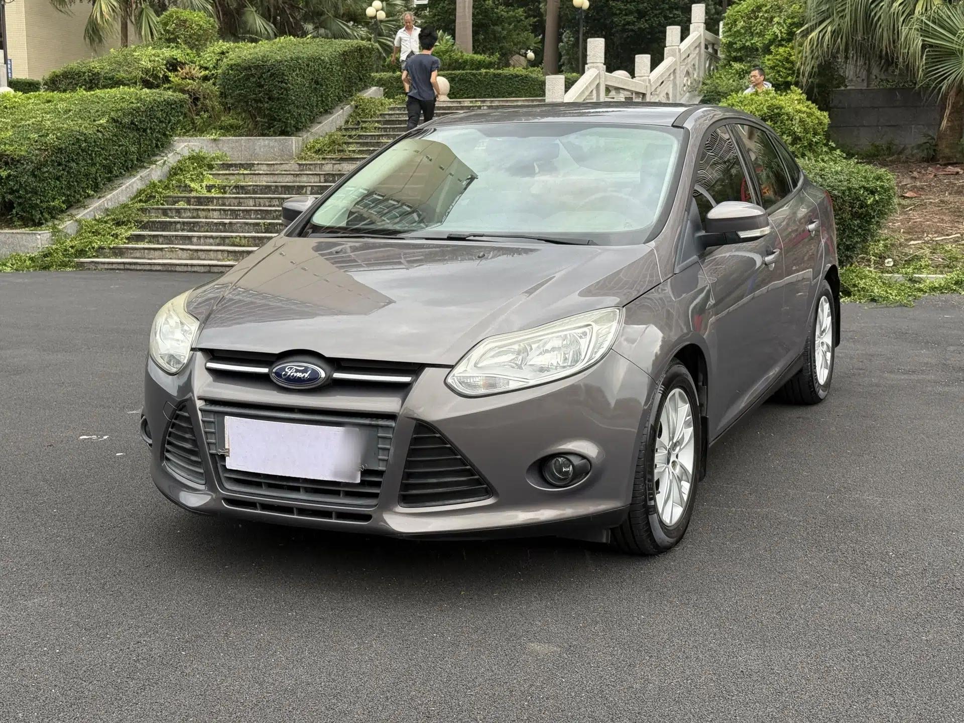 Ford Focus 2012 Sedan 1.6L Automatic Comfort Model — миниатюра 1