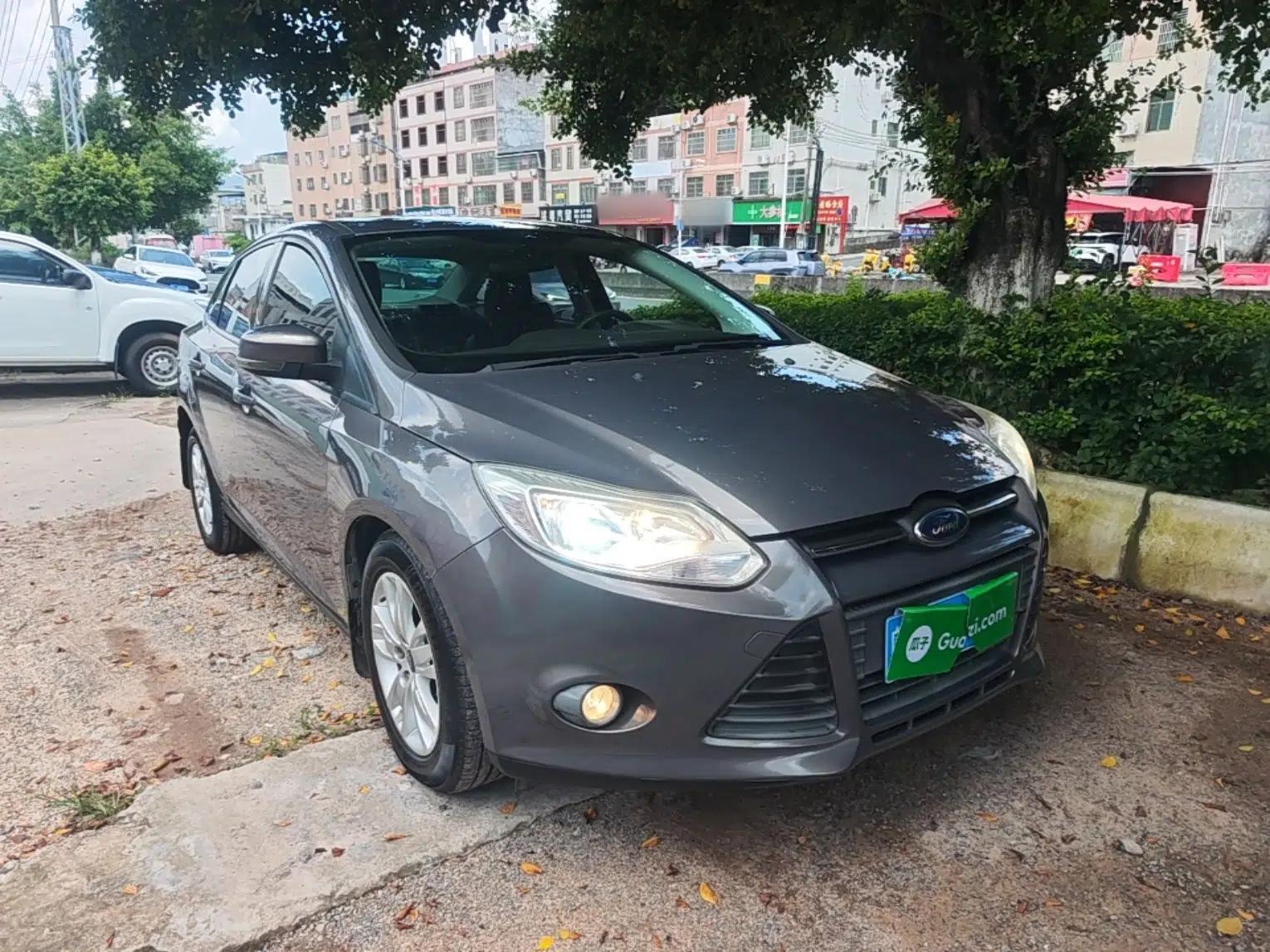 Ford Focus 2012 Sedan 1.6L Automatic Comfort Model — миниатюра 3