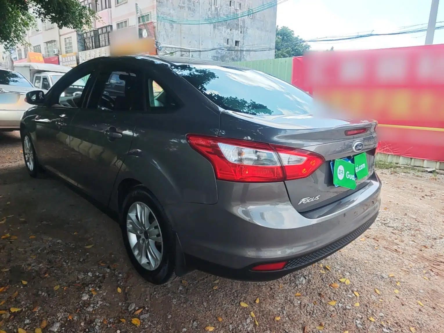 Ford Focus 2012 Sedan 1.6L Automatic Comfort Model — миниатюра 4