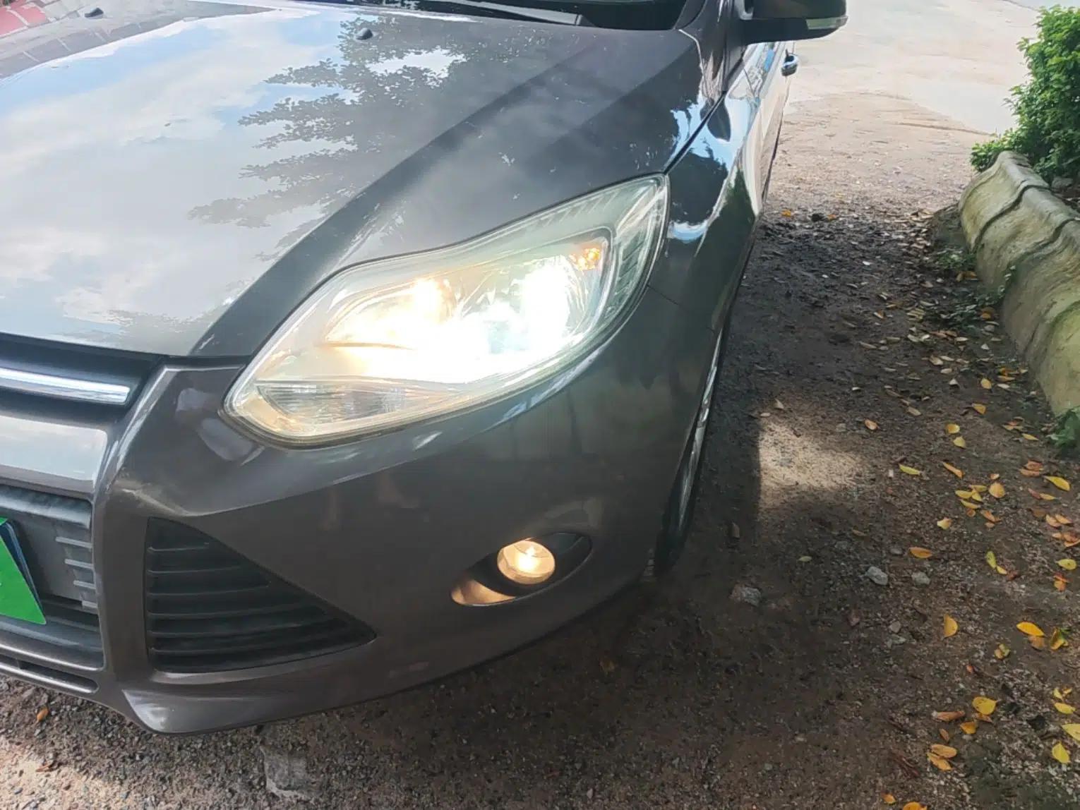 Ford Focus 2012 Sedan 1.6L Automatic Comfort Model — миниатюра 8