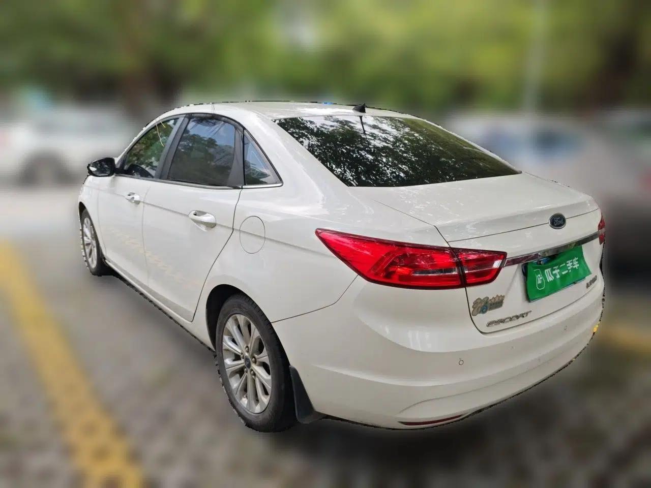 Ford Escort 2015 1.5L Automatic Fashion Model — миниатюра 4