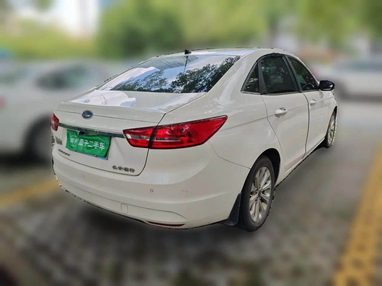 Ford Escort 2015 1.5L Automatic Fashion Model — миниатюра 6