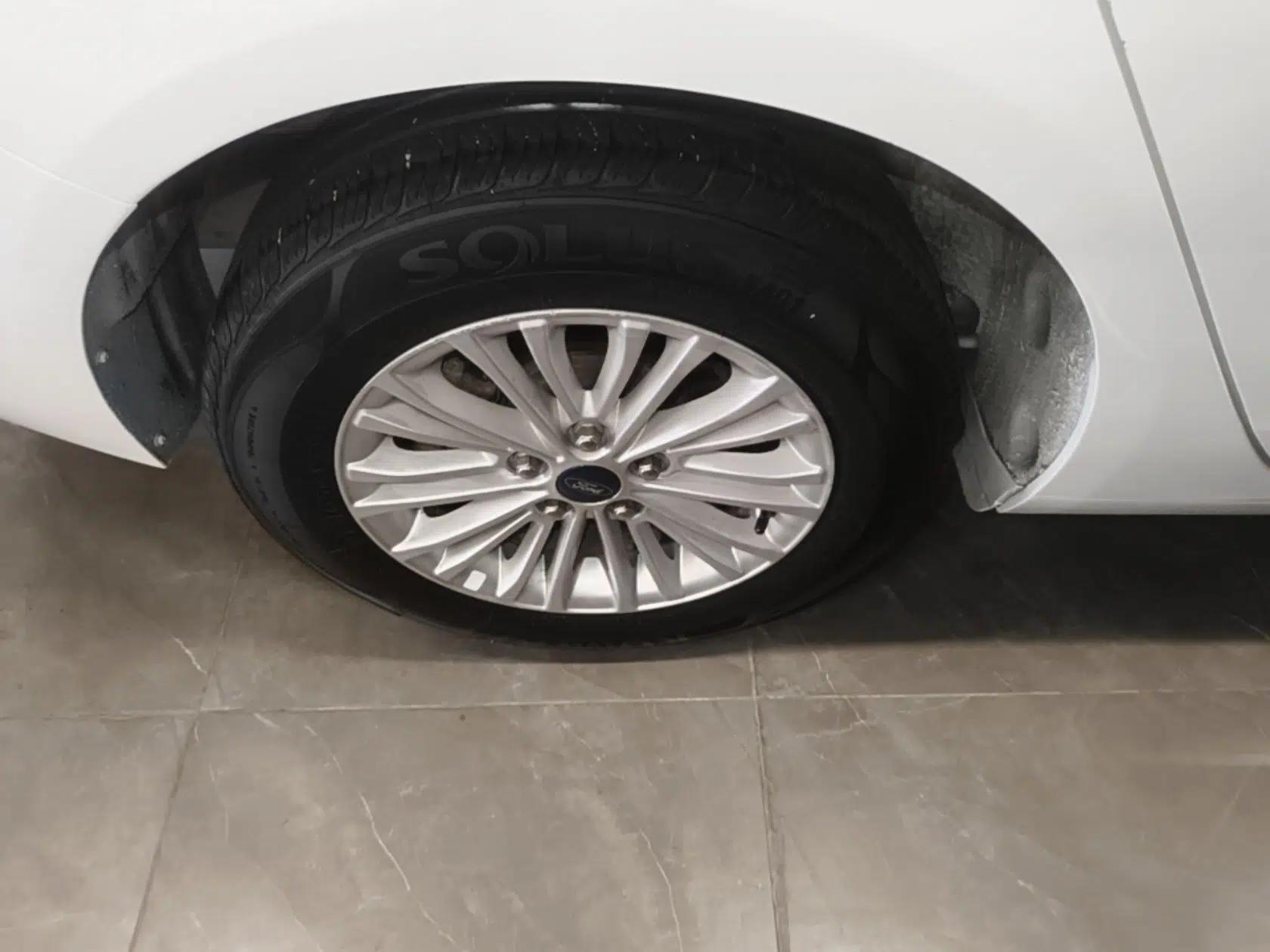 Ford Escort 2015 1.5L Automatic Comfort Edition — миниатюра 11