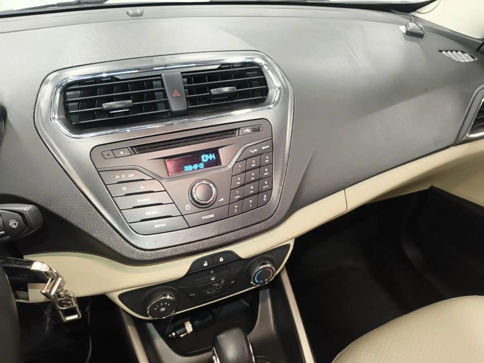 Ford Escort 2015 1.5L Automatic Comfort Edition — миниатюра 15