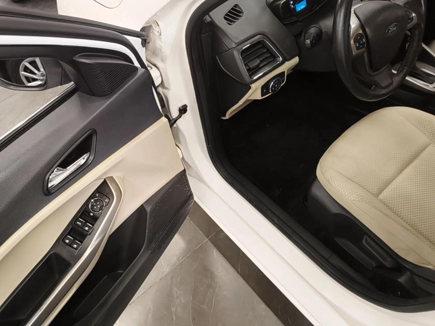 Ford Escort 2015 1.5L Automatic Comfort Edition — миниатюра 18